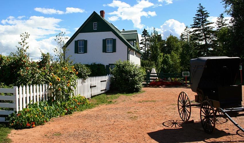 The famous Green Gables farmhouse and a horse carriage in Cavendish.
