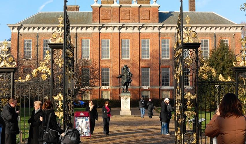 Visitors at the gates, Kensington Palace.