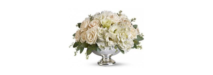 A bouquet of beige roses and lisianthus