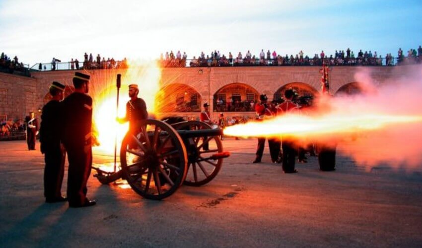 Soldiers demonstrating the firing of a canon at Fort Henry.