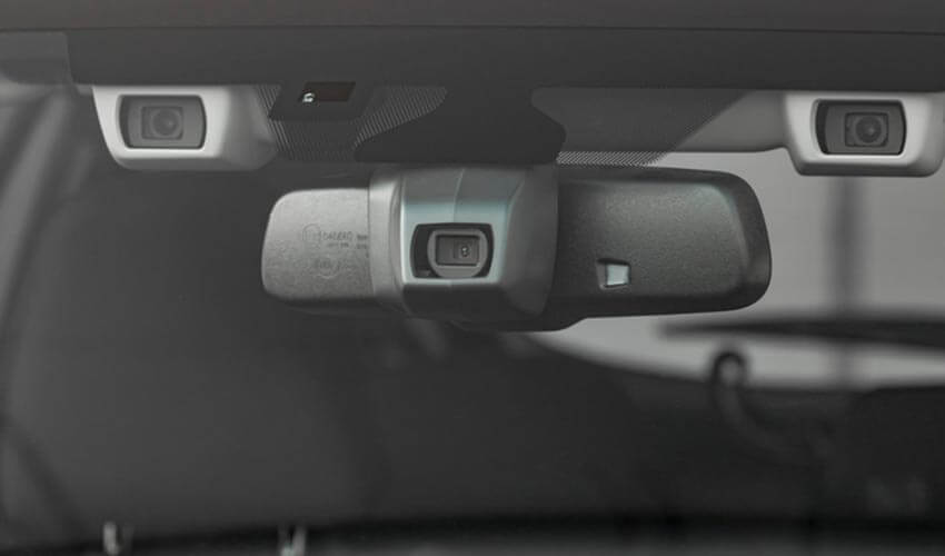 A vehicle's front view cameras on windshield.