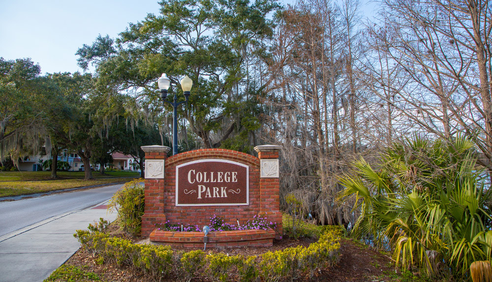 A well-manicured lawn and brick sign welcoming you into the College Park neighbourhood