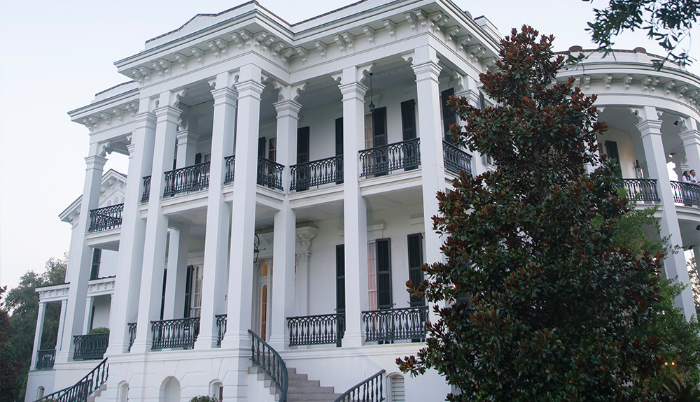 A large stately white building at a Louisiana plantation
