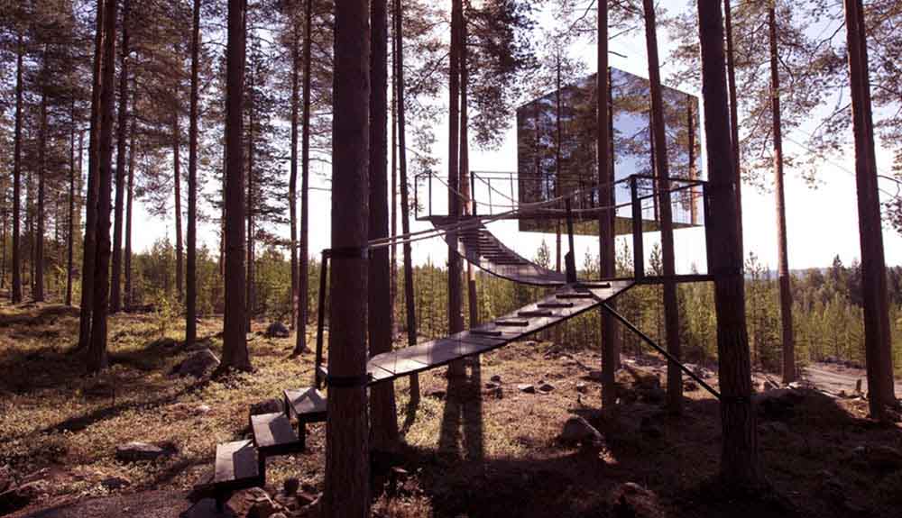 A contemporary tree house in Sweden with reflective walls on the outside