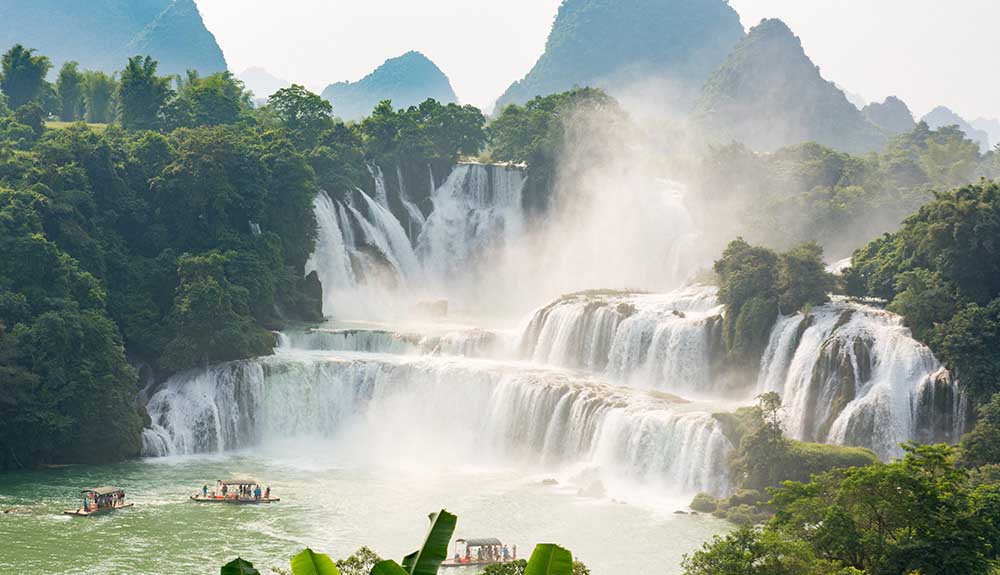 Ban Gioc-Detian Falls cascade in layers in Vietnam/China