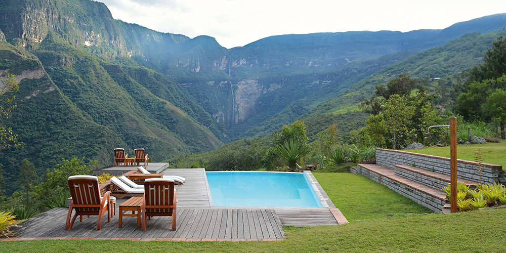 A hotel pool with a breathtaking view of the Amazonas of Peru 