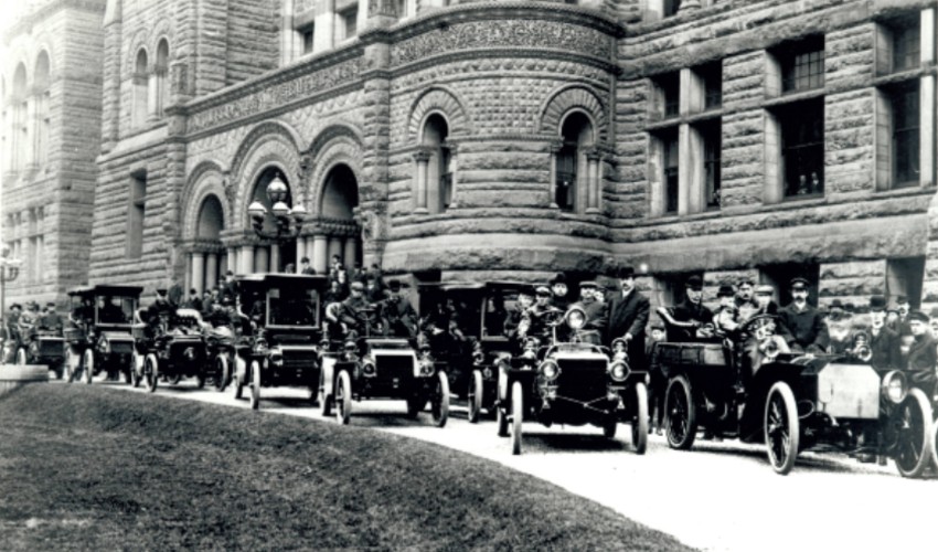 Motorists gather at Queen’s Park in 1903.