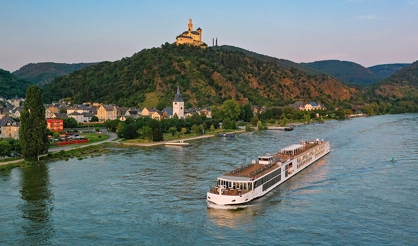 Viking longship passing castle in Braubach.