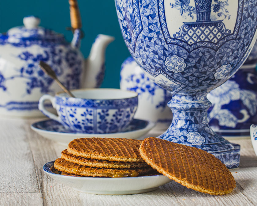 Dutch stroopwafel and delftsblauw porcelain